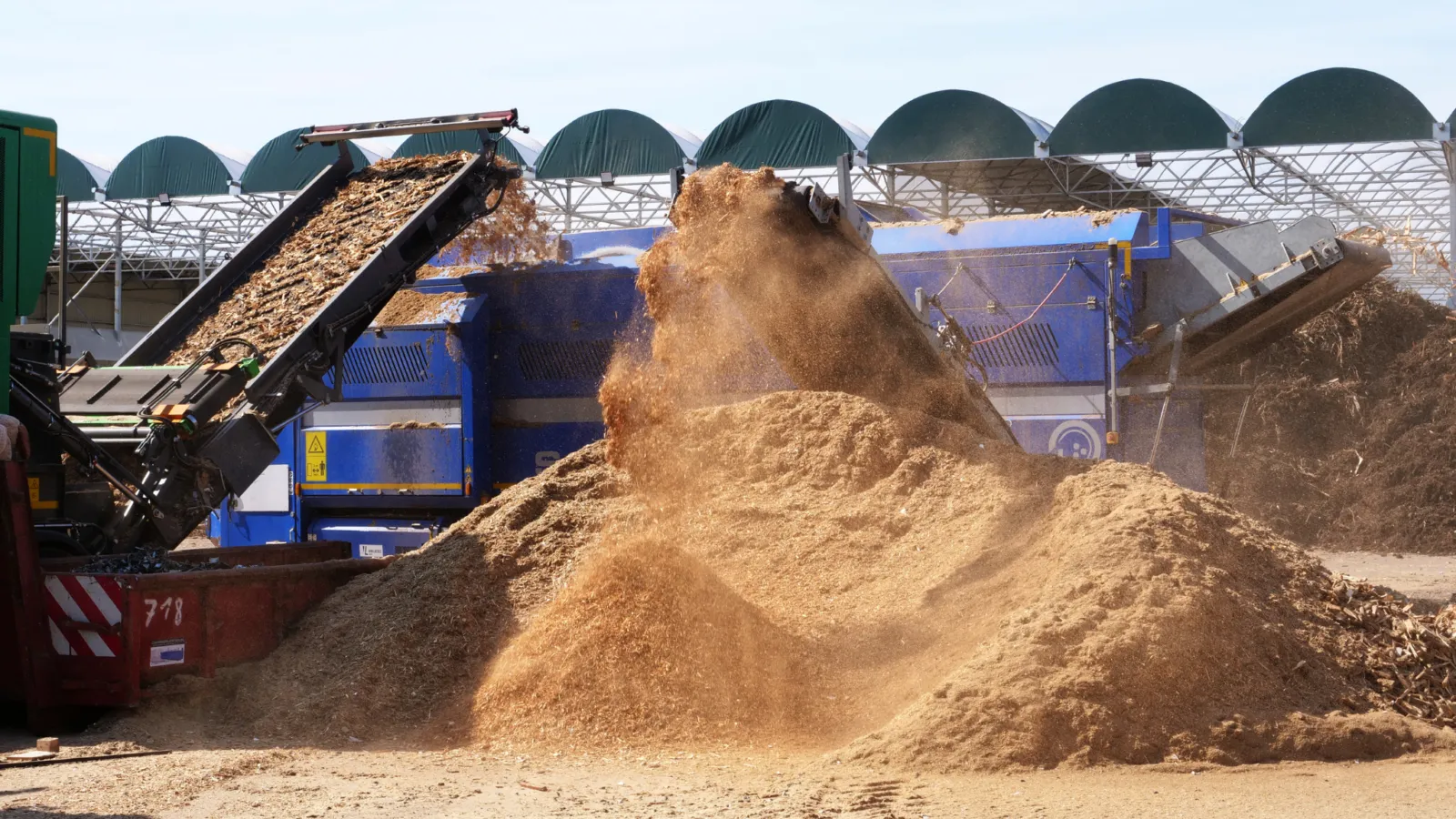 Bois de récupération stocké sur le site de valorisation d'Ecotri