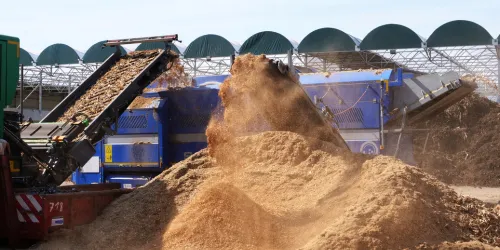 Broyeur en action sur un tas de bois